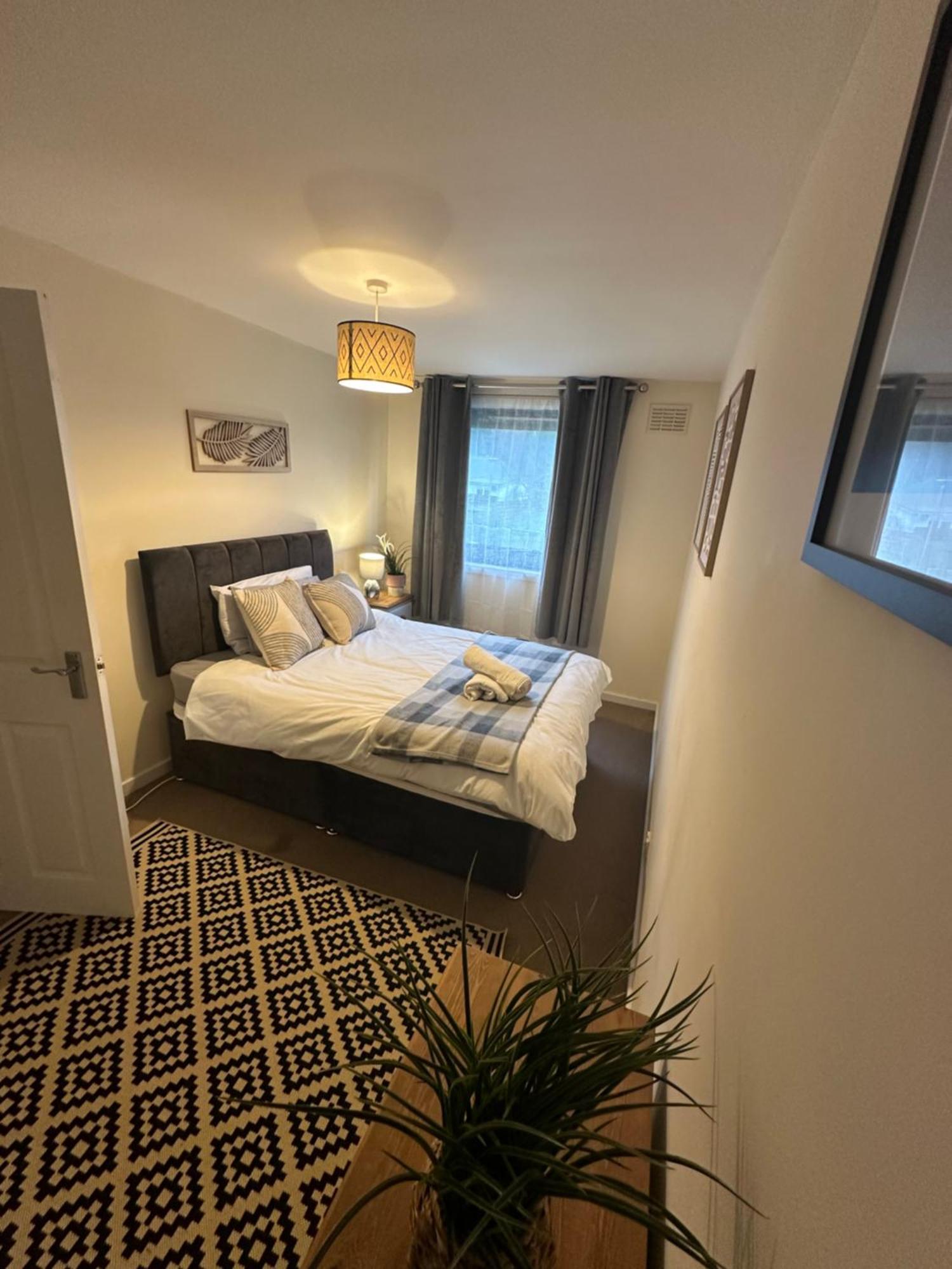 Spacious 3 Bedroom Flat Close To City Center Dalneigh Exterior photo